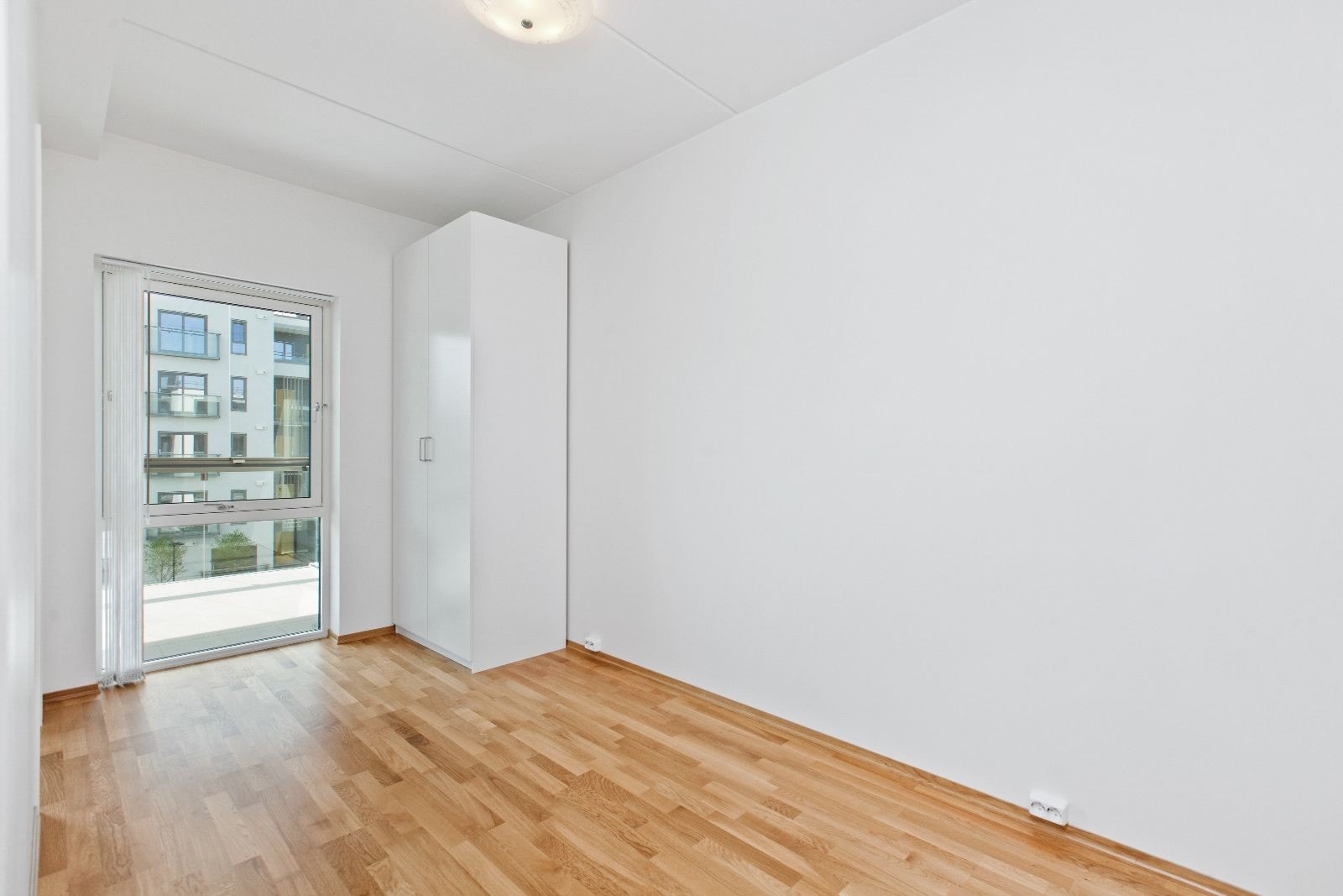 Ett av to soverom, innredet med garderobeskap Galleribilde