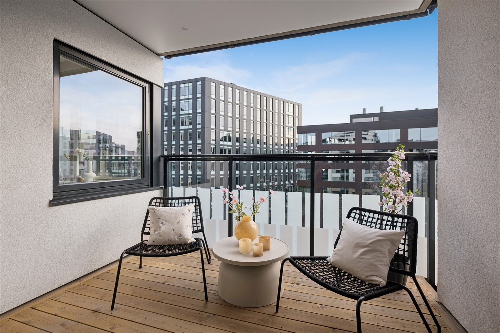 Den sjarmerende balkongen med direkte tilknytning til kjøkkenet er perfekt for morgenkaffen. Galleribilde
