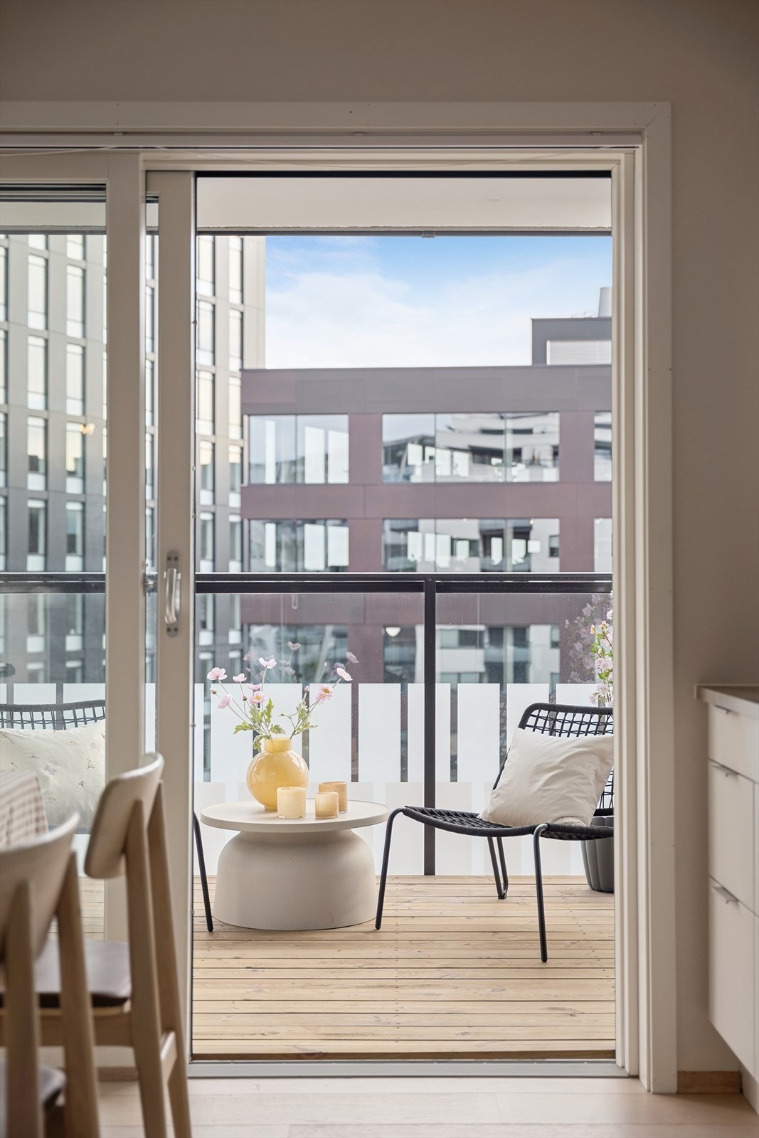Fra kjøkkenet er det utgang til en sydvendt balkong på 7 m² hvor man kan nyte ettermiddagssolen. Galleribilde