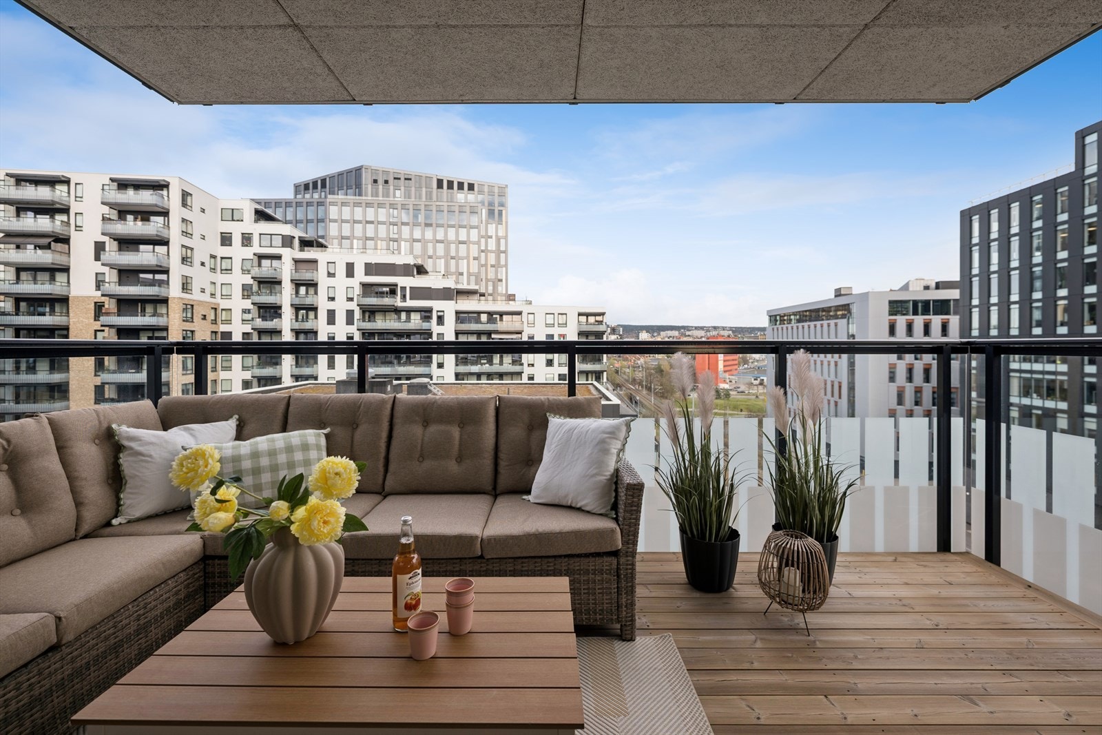 Fra stuen er det utgang til en østvendt balkong på hele 10 m² hvor man kan nyte formiddagssolen. Galleribilde
