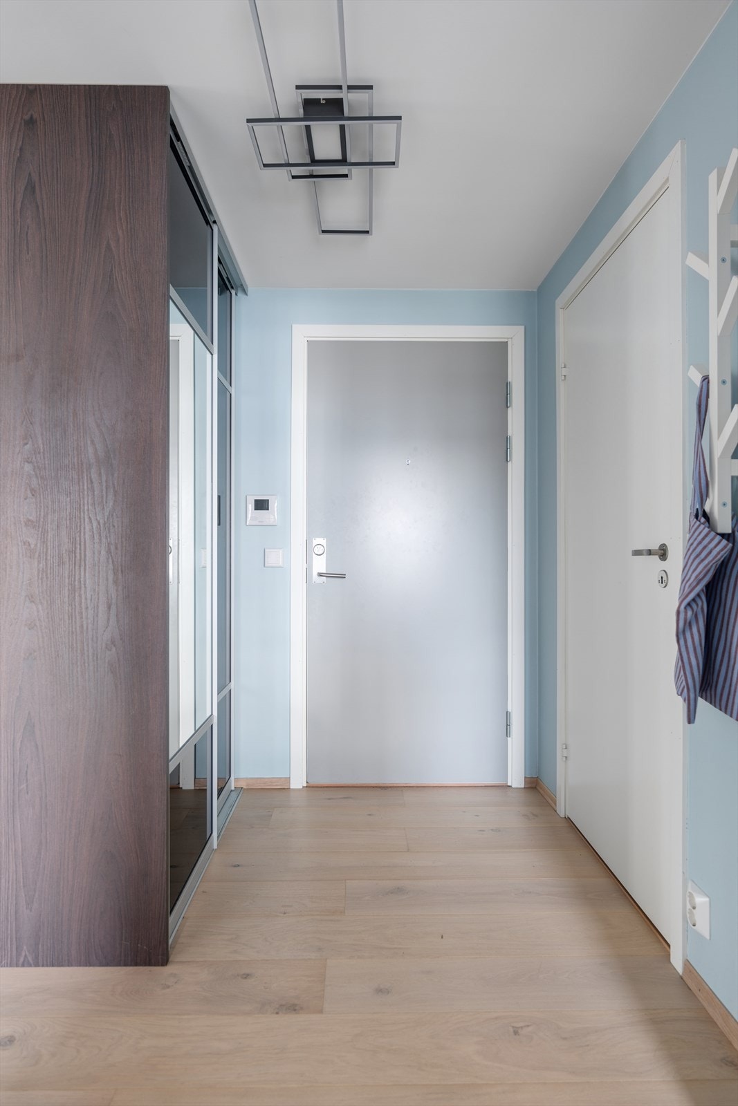 Hyggelig og innbydende entré med god plass til oppbevaring av både ytterklær og sko i skyvedørsgarderoben. Den praktiske innvendige boden til høyre i bildet byr på gode oppbevaringsmuligheter. Galleribilde