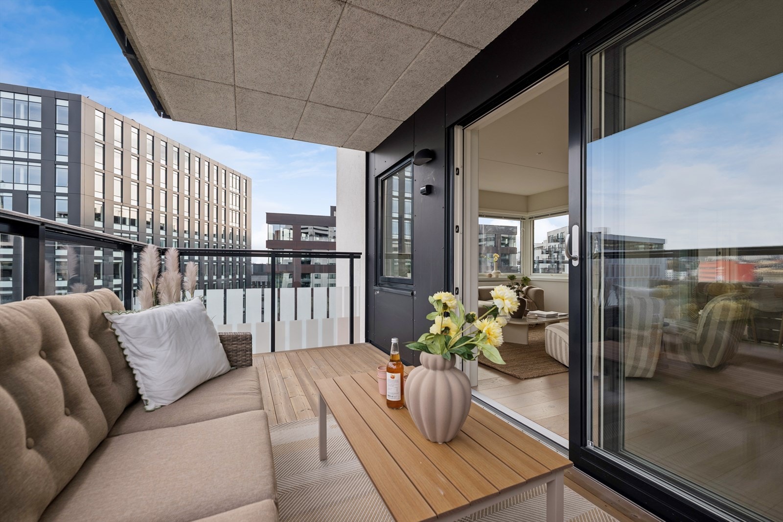 Det er god plass til sittegruppe, grill og beplantning. Galleribilde