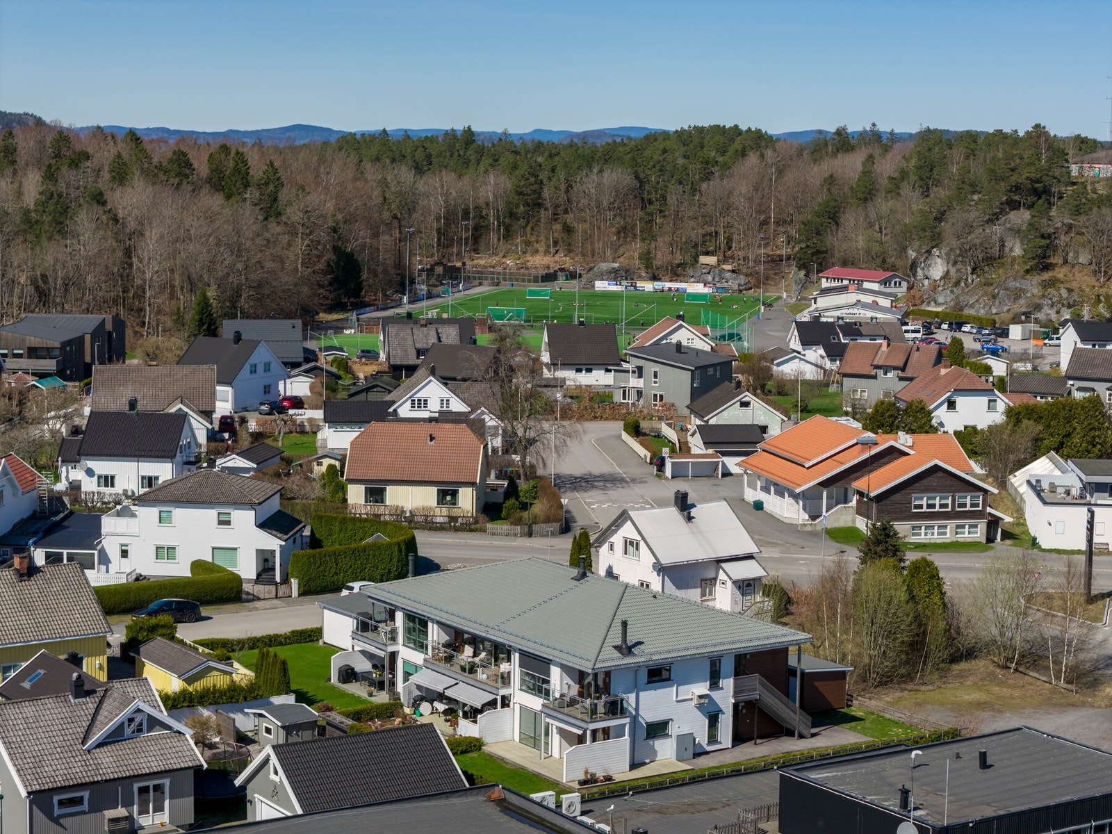 Boligen ligger sentralt og attraktivt til på Nanset, med gangavstand til barnehager, skoler, dagligvarebutikker, flott turområder, samt et bredt spekter av idretts- og fritidstilbud. Galleribilde