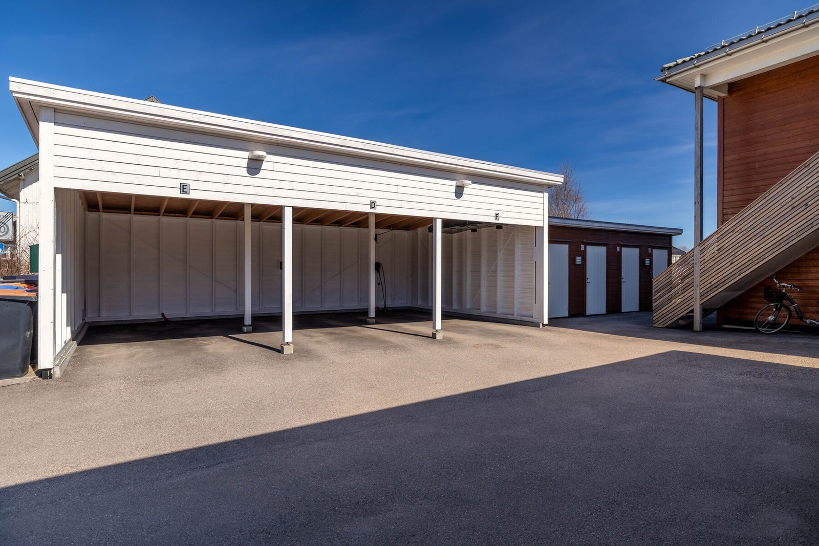 Det medfølger parkeringsplass i carport med elbillader, samt ekstern bod i felles bodbygning. Galleribilde