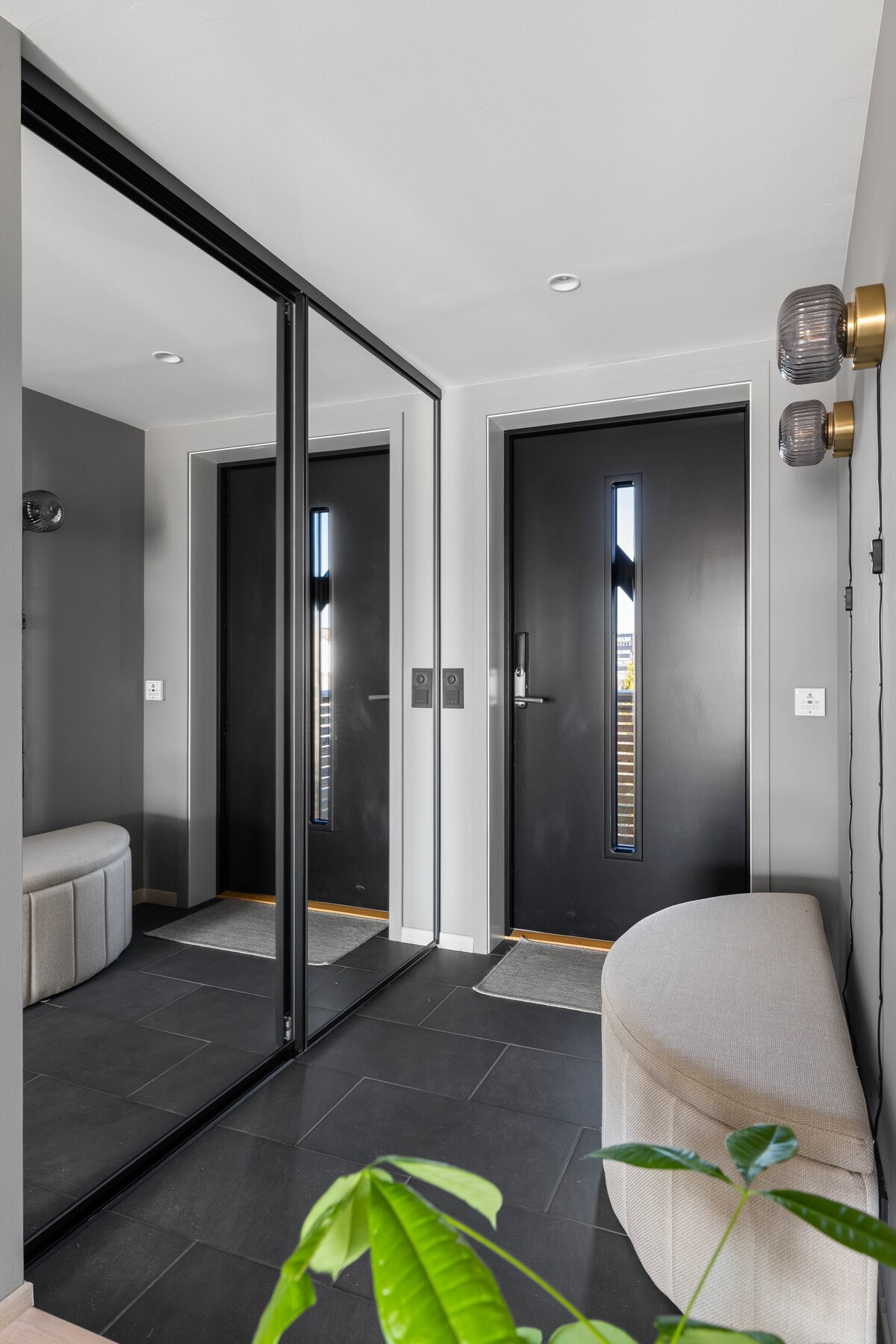 Innbydende entré med skyvedørsgarderobe som gir praktisk oppbevaringsplass. Galleribilde