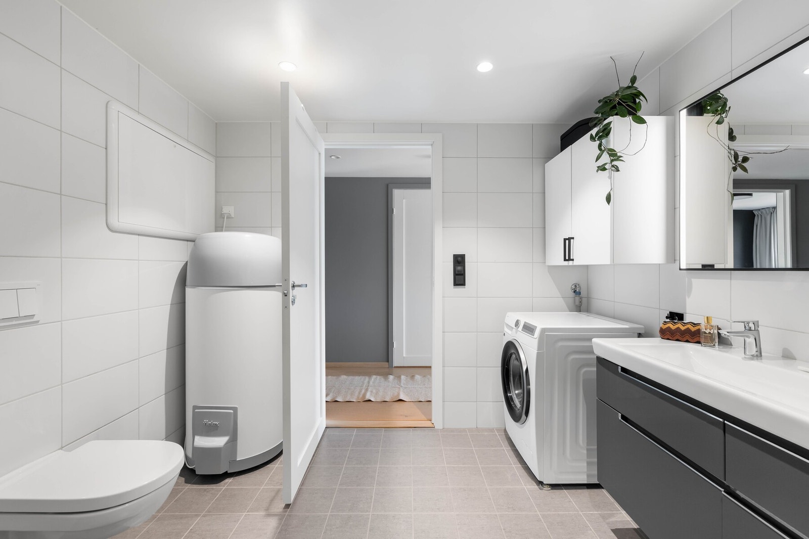 Boligen har behagelig gulvvarme i gang, stue og på badet, samt balansert ventilasjon med varmegjenvinning. Galleribilde