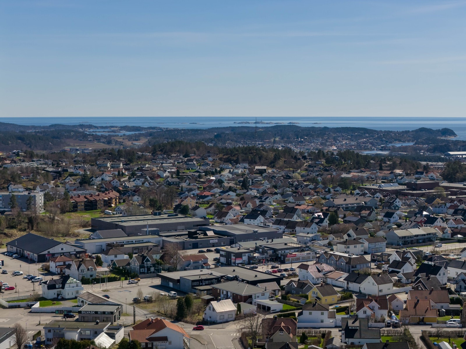 Dette er en bolig som passer perfekt for deg som ønsker en moderne og lettstelt leilighet i et trivelig og etablert boligområde, med gangavstand til det meste du har behov for i hverdagen. Galleribilde