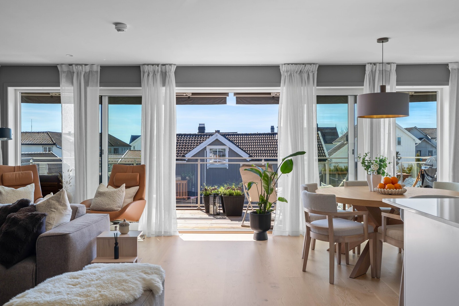 Velkommen til en stilren og moderne 3-roms leilighet fra 2020, beliggende i et veletablert og veldrevet borettslag på populære Nanset. Galleribilde