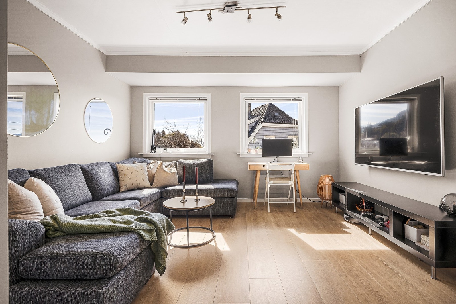 Her har man god plass til å innrede med både sofa og TV. Galleribilde