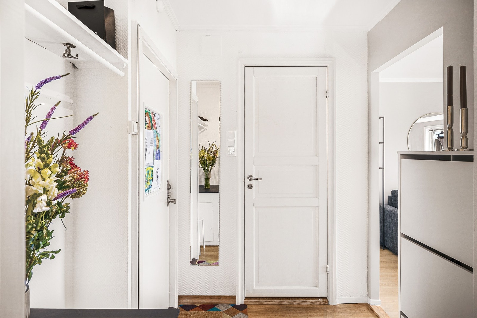 Leiligheten gir et godt førsteinntrykk med en romslig entrè på ca. 4 m². Galleribilde