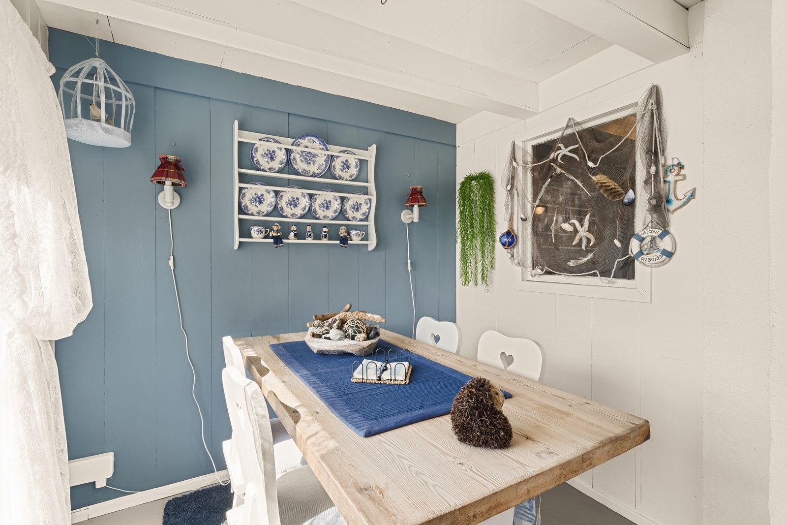Ved spisebordet er det god plass til 4 personer, flyttes bordet ut fra veggen er det fint plass til et par gjester til. Galleribilde