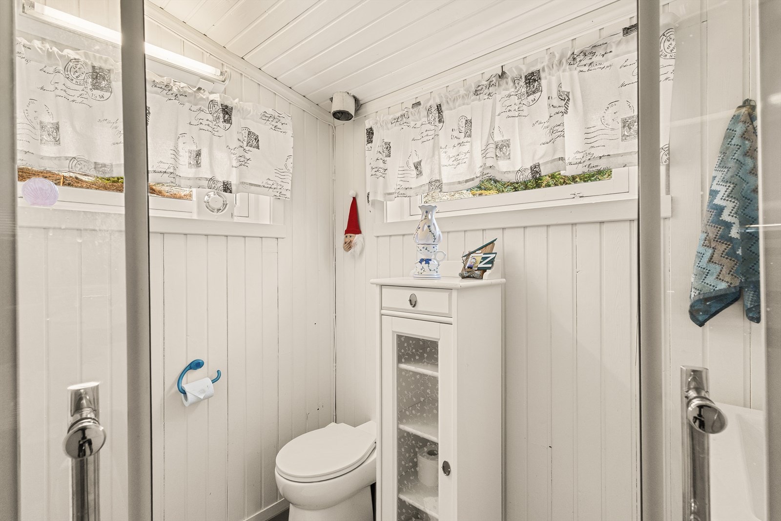 Hyttedo / tørrklosett, utlufting via rør i tak, samt vindu. Galleribilde