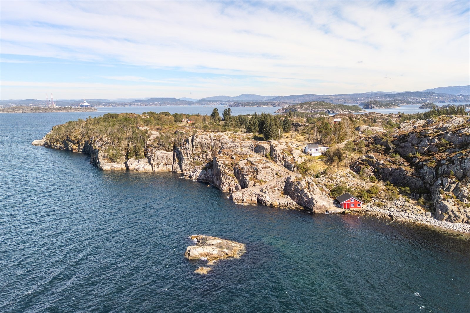 Dronefoto mot eiendommen, i bakkant ser man mot Askøy, Hauglandsosen og Hanøytangen til venstre i bildet. Galleribilde