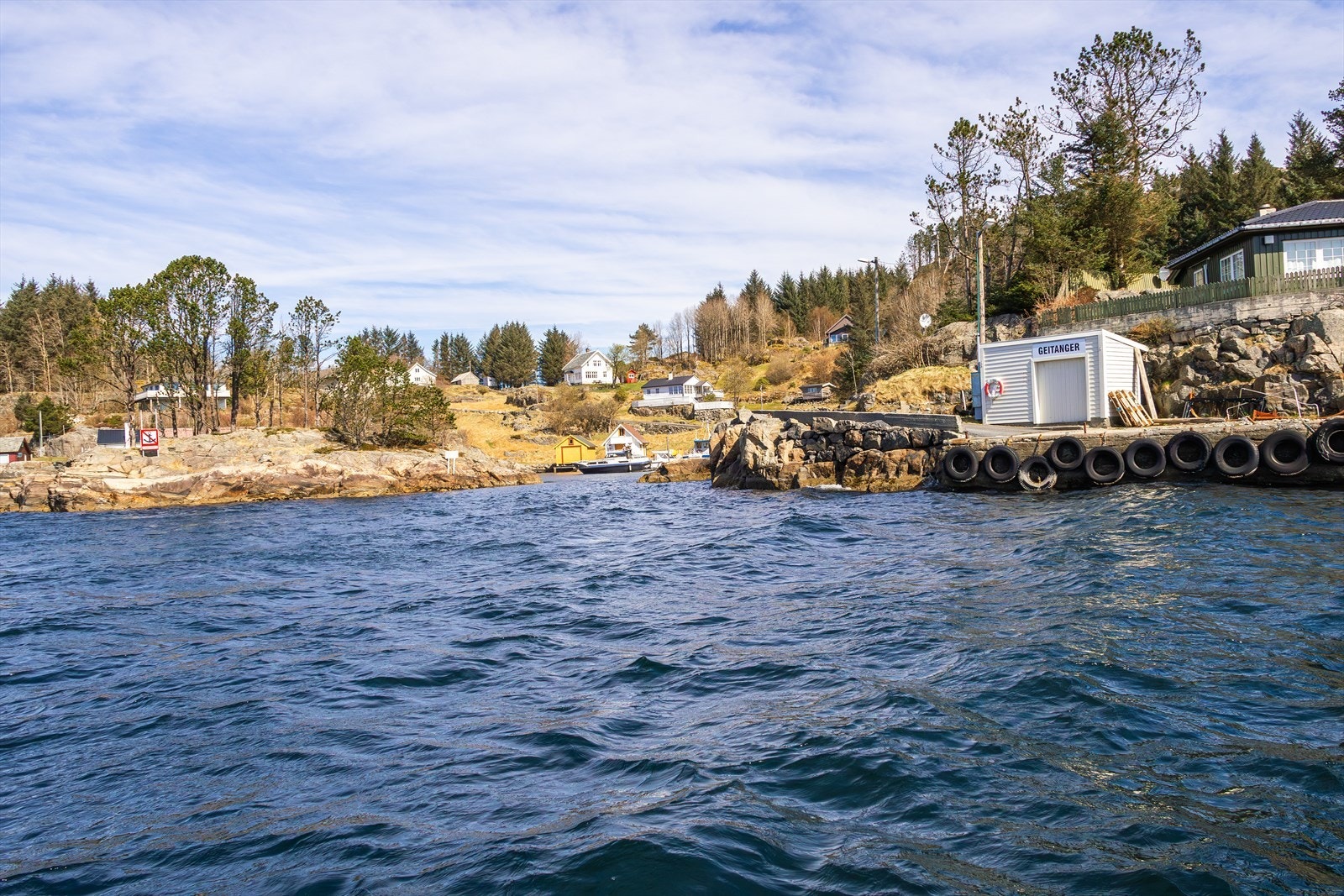 I Keilen på Geitanger har selger fast båtplass i marina som følger handelen. Galleribilde