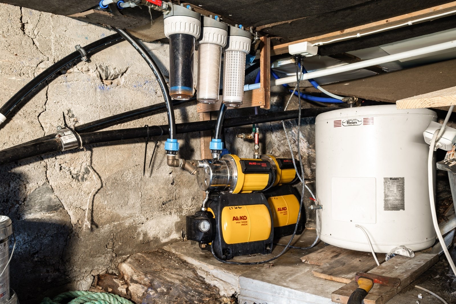 I hyttens kjeller er det takvannanlegg, her med pumpe/trykktank, varmtvannstank og filtersystem. Galleribilde