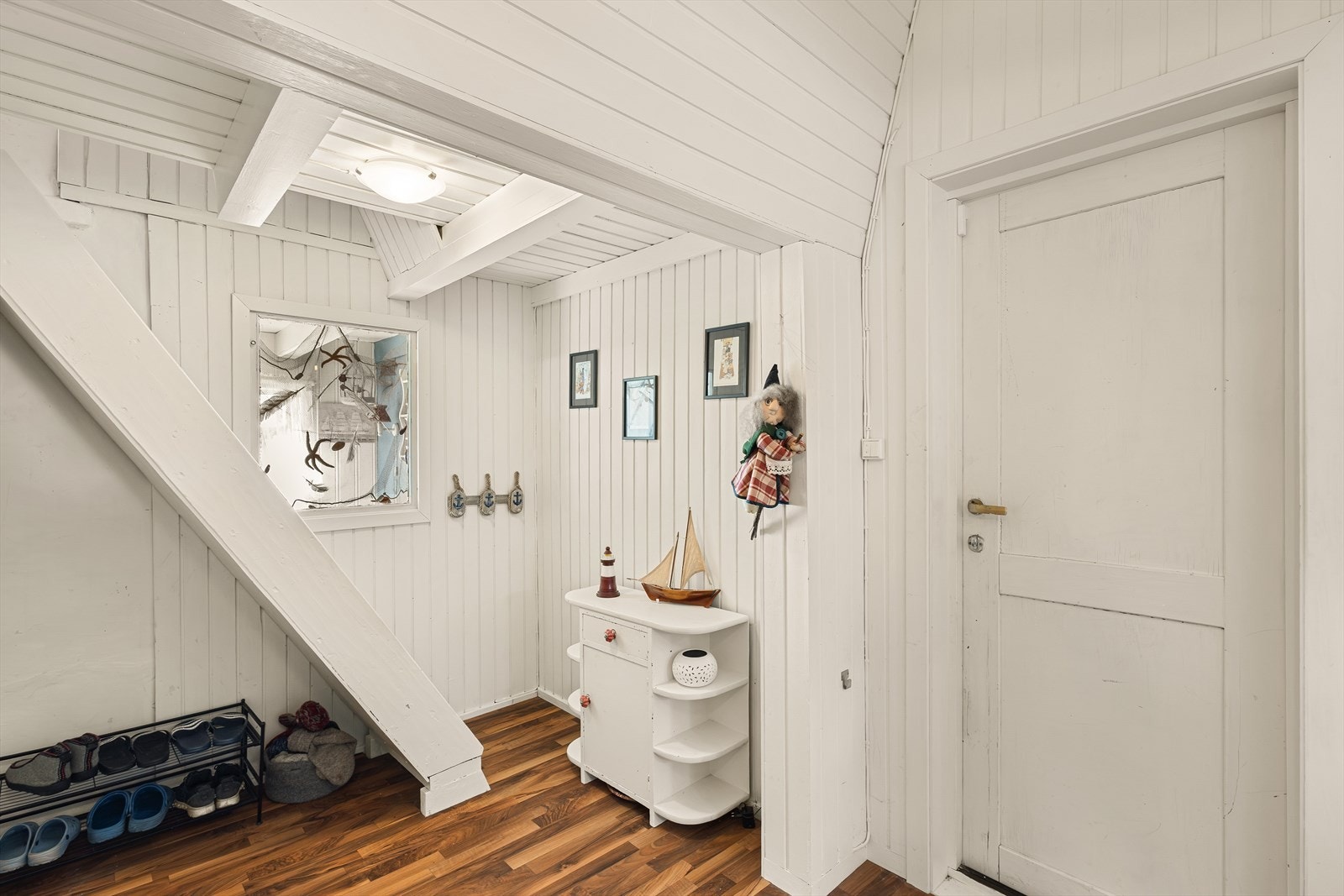 Velkommen inn. Entrè med plass til sko og yttertøy, samt trapp opp til hemsen. Galleribilde