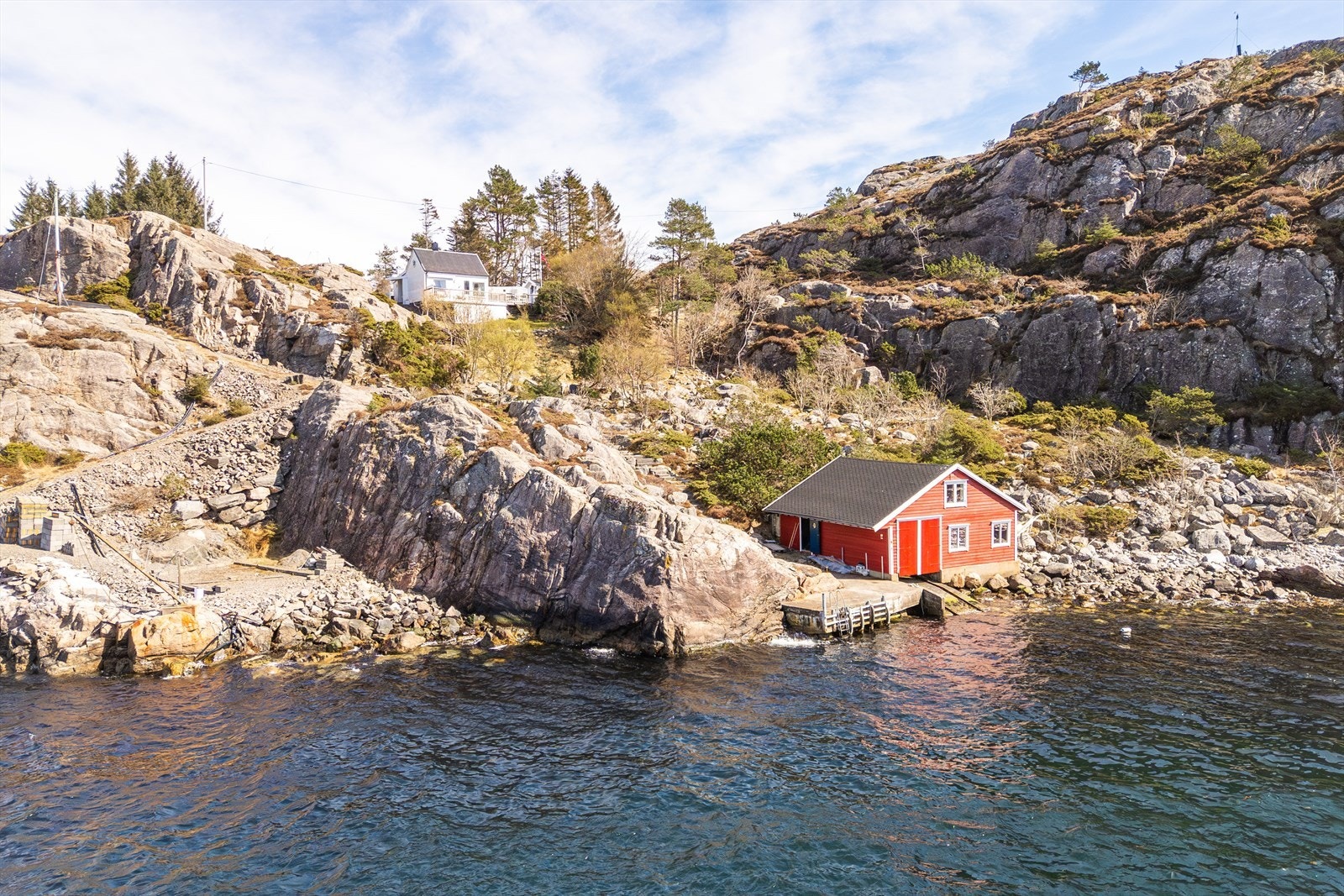 På eiendommen er det støpt kai ved naustet, opptrekk til båt inn i naustet og trapper opp til hytten. Galleribilde