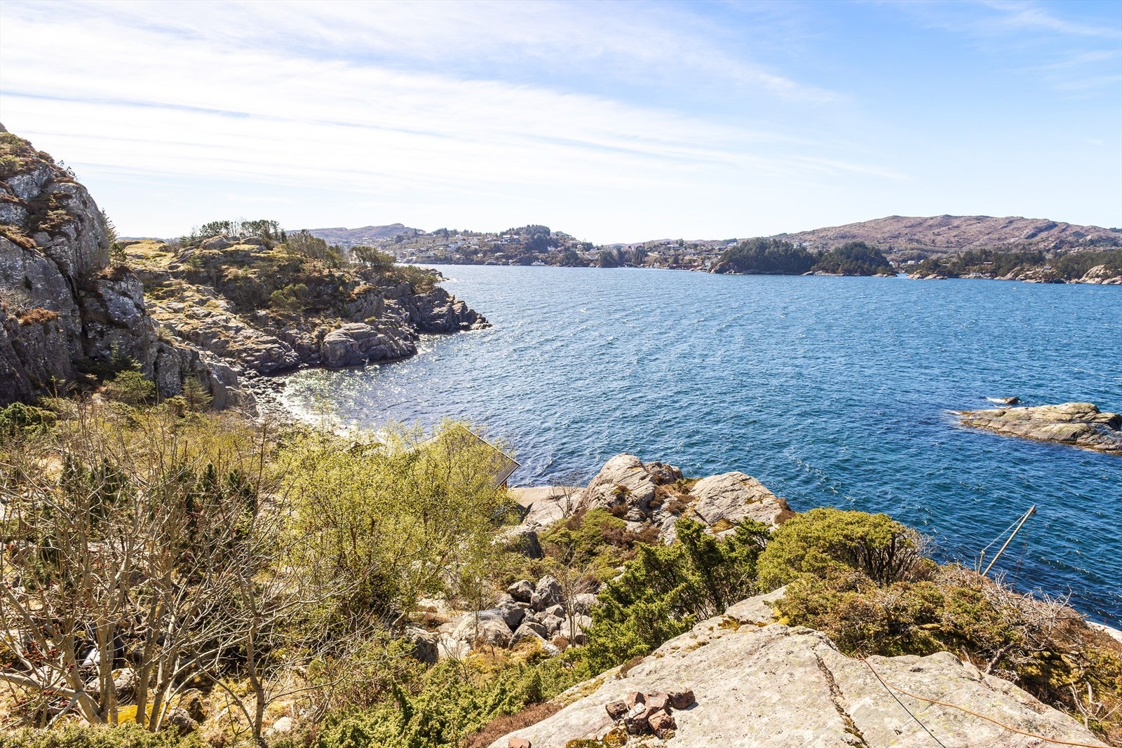 Naturtomt ned mot naustet. Galleribilde