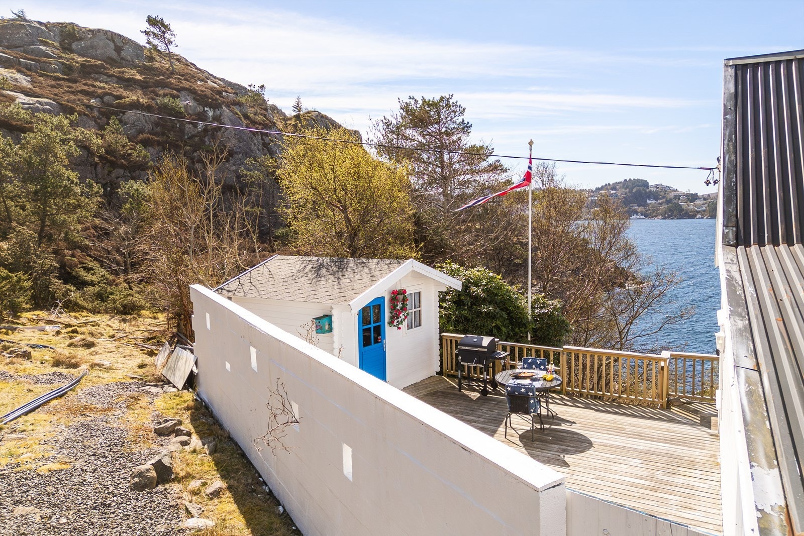 Levegg, terrasse og utebod. Selger opplyser at det ligger offentlig vann og avløp like i nærheten av eiendommen. Galleribilde