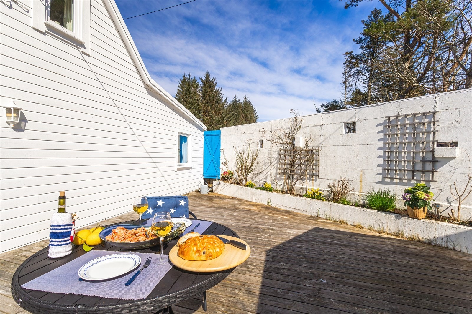 Terrasse med levegg mot vei. Deler av terrassen, hyttehjørnet og levegger synes på kart og flyfoto å være bygget utenfor egne grenser. Galleribilde