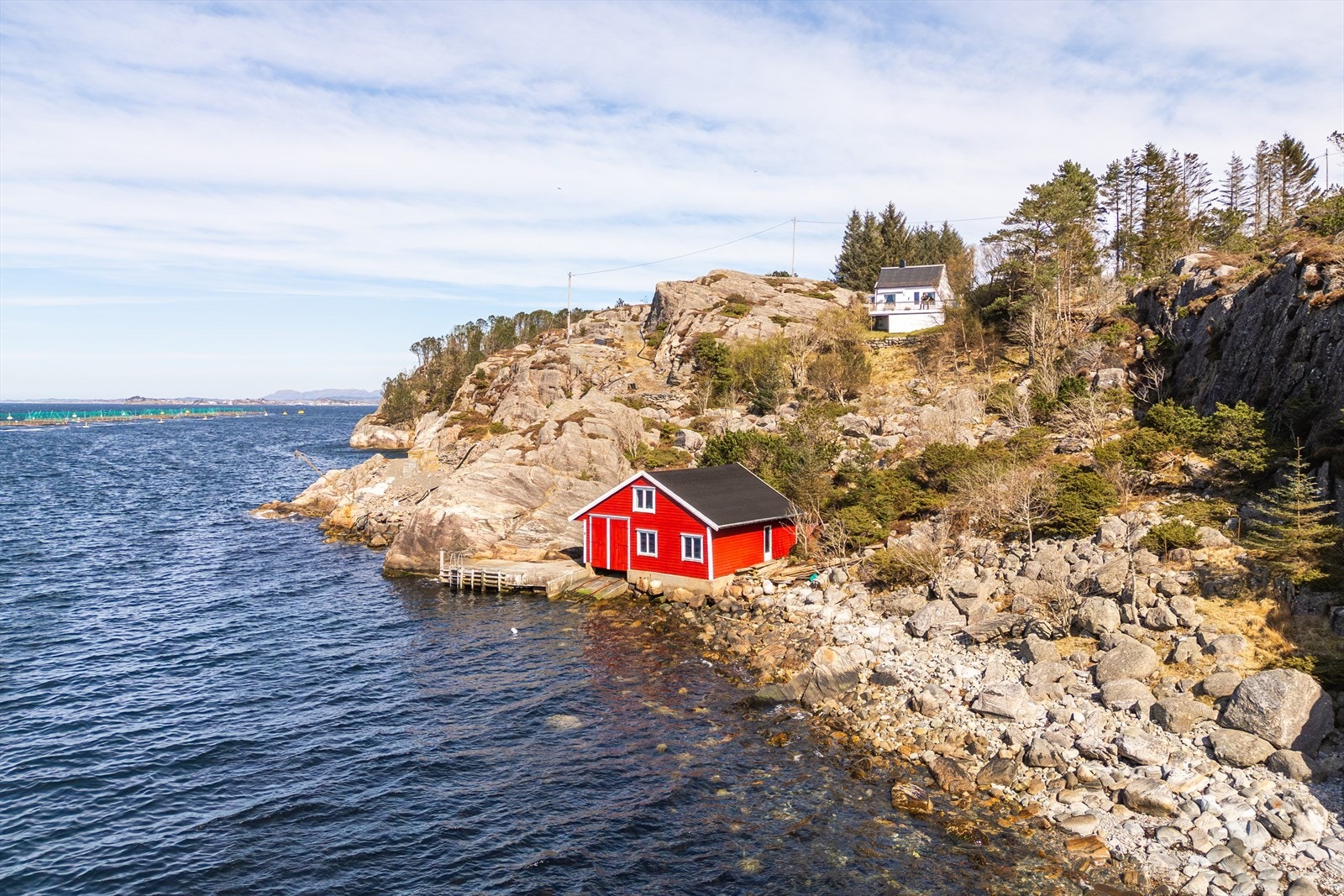 Eiendomsmegler Thomas T. Waardal presenterer Storvikavegen 48 - en liten perle av sjøeiendom på Geitanger med hytte, naust, kai og naturtomt. Galleribilde