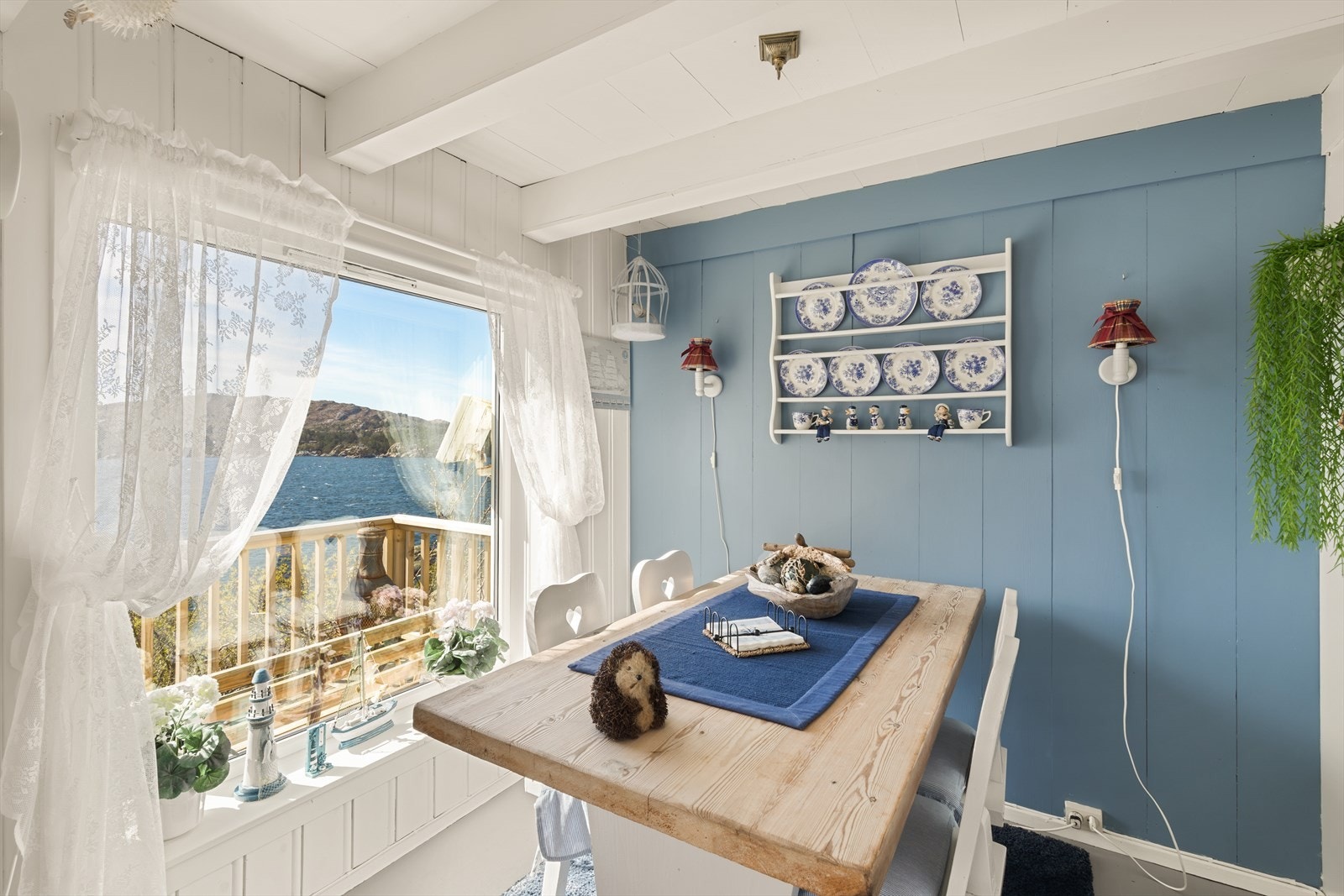 Man får Saltkråkan vibes både i hytten og ute på eiendommen. Saltkråkan ?, se; https://no.wikipedia.org/wiki/Vi_p%C3%A5_Saltkr%C3%A5kan Galleribilde