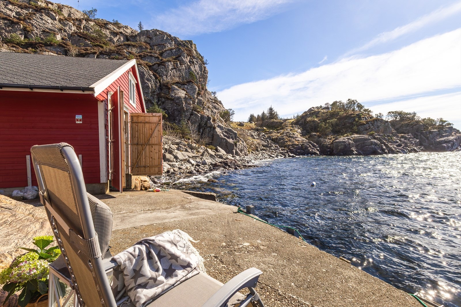 Foruten båtplassen i Keilen er det egen kai like ved naustet som ofte benyttes ved adkomst. Galleribilde