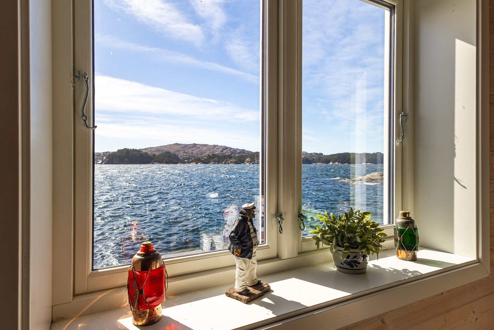 Utsikt fra naustets loft. Galleribilde