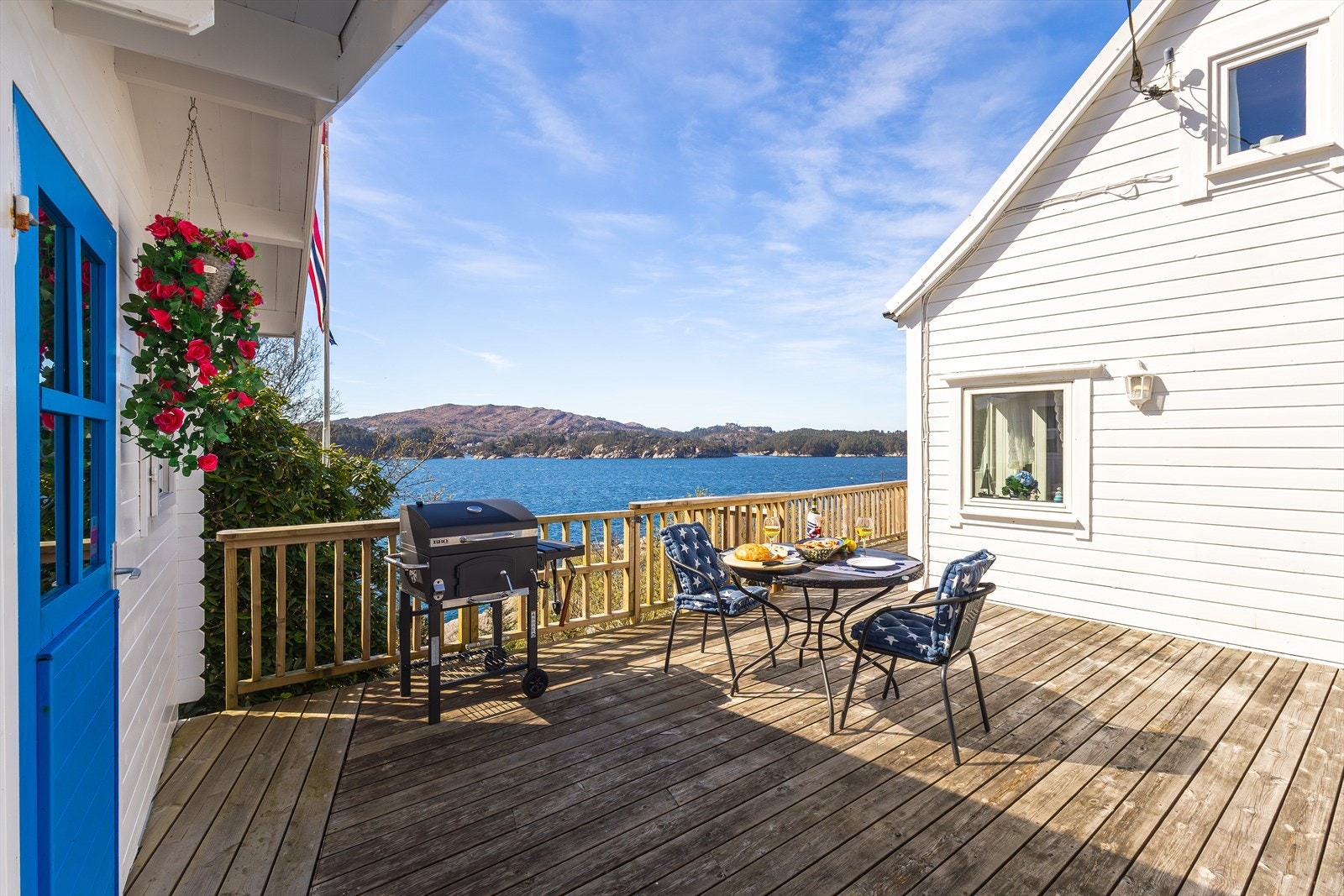 Lun og fin terrasse mellom hytten og utebod. Uteboden er oppført av selger og ikke byggemeldt til kommunen. Galleribilde