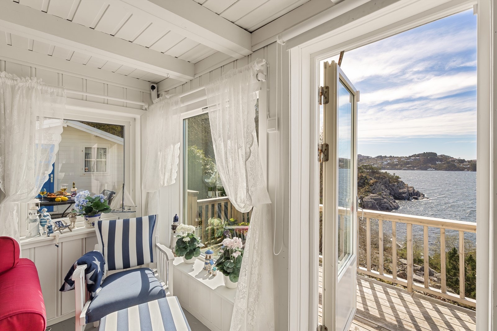 Stues utgang til terrasse, sjøutsikt og sol på fine sommerdager. Galleribilde