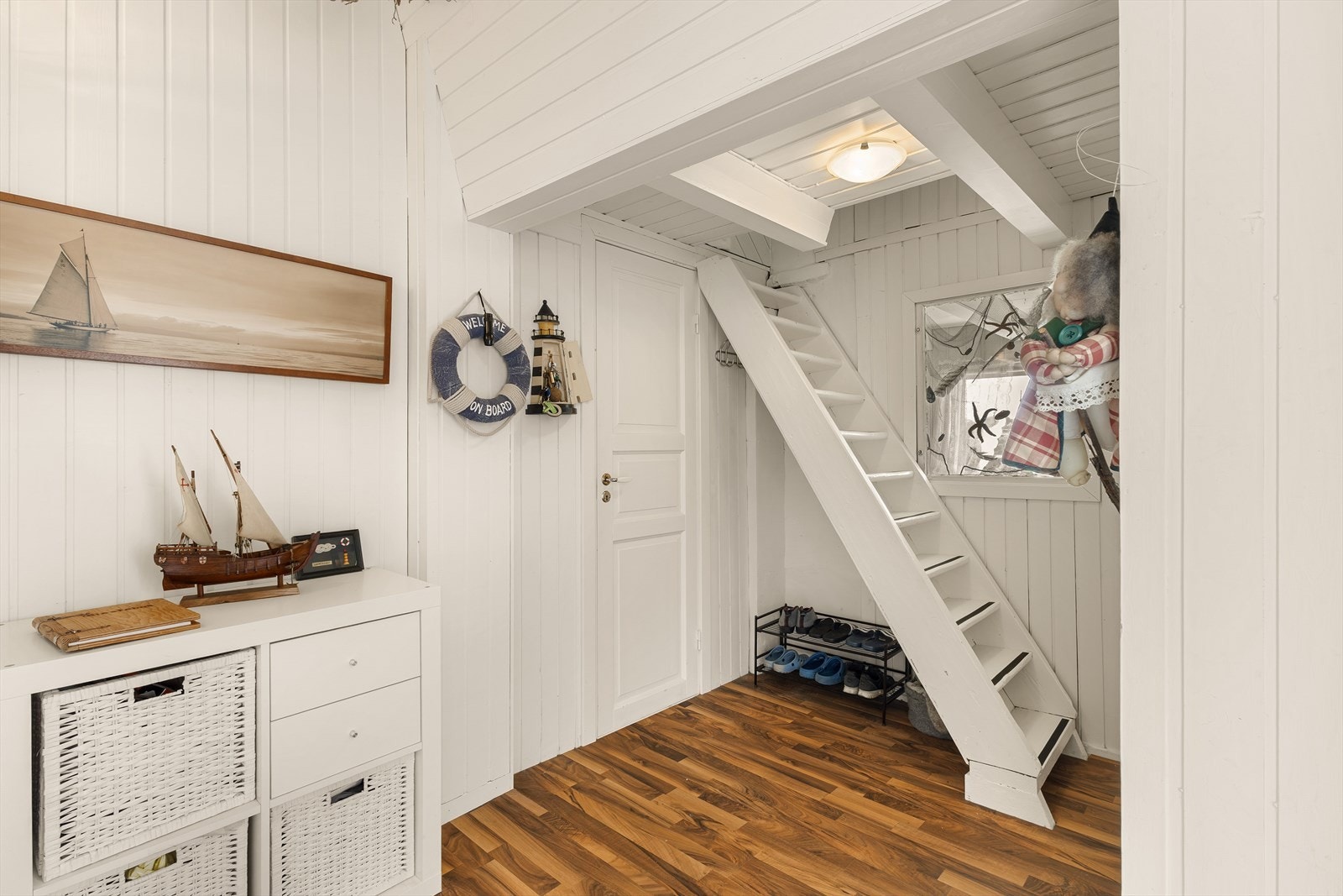 Lys og maritim entrè. Solid trapp til hemsen som er et eldorado og kjekkeste plassen i hytten for de minste. Galleribilde