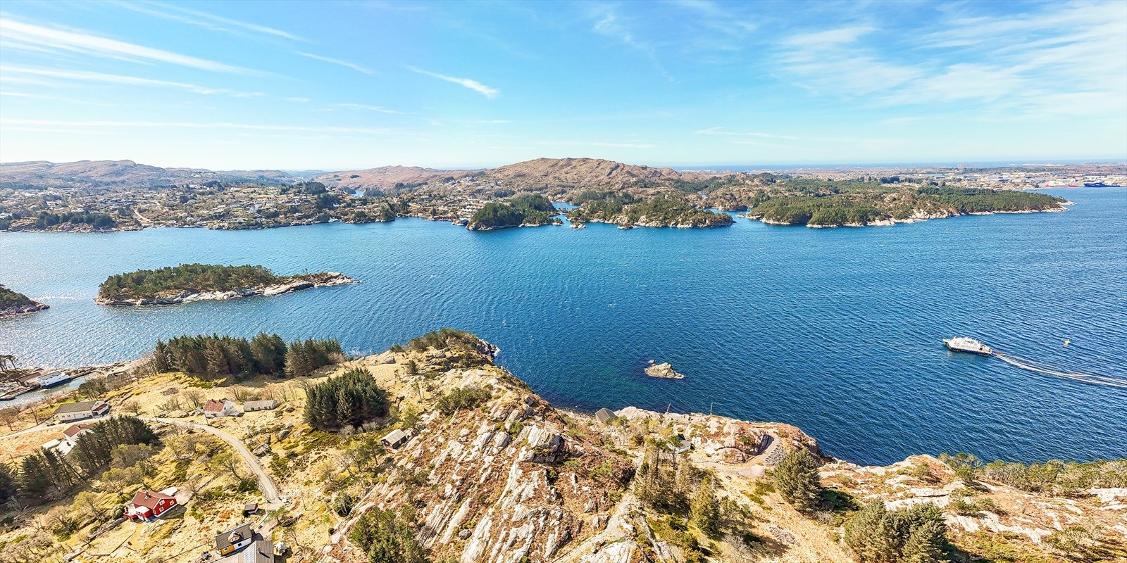 Fotografens drone foto over eiendommen, nærområde, mot Knappskog, Spjeld og Ågotnes, samt sjøen i mellom. Galleribilde