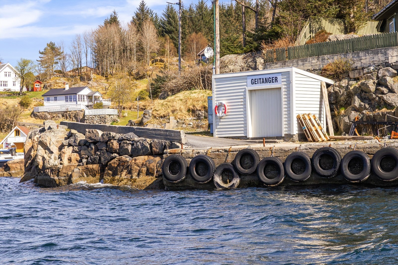 På Geitanger er det "bilfritt" med gangvei mellom båtplass i marina og eiendommen som ligger noen minutters gange nord for Keilen. Galleribilde