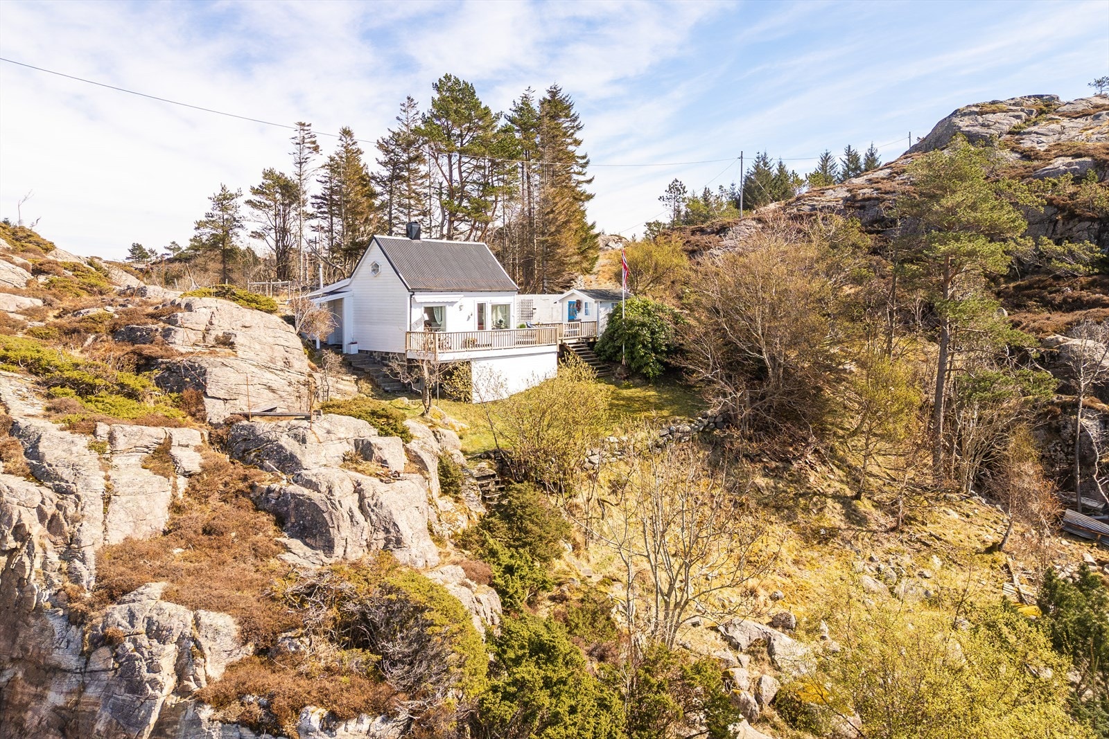 Hytten ligger like på oppsiden av naust og kai med grei adkomst via trapper og terreng. Galleribilde