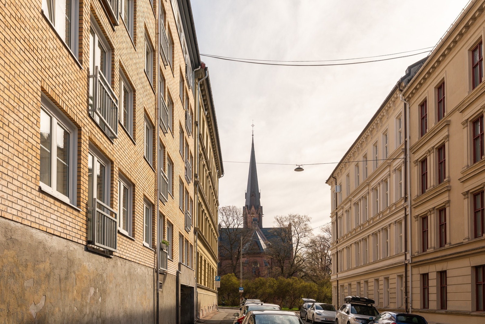 Leiligheten har en ettertraktet beliggenhet på Grünerløkka, i en rolig parallellgate til populære Markveien. Galleribilde