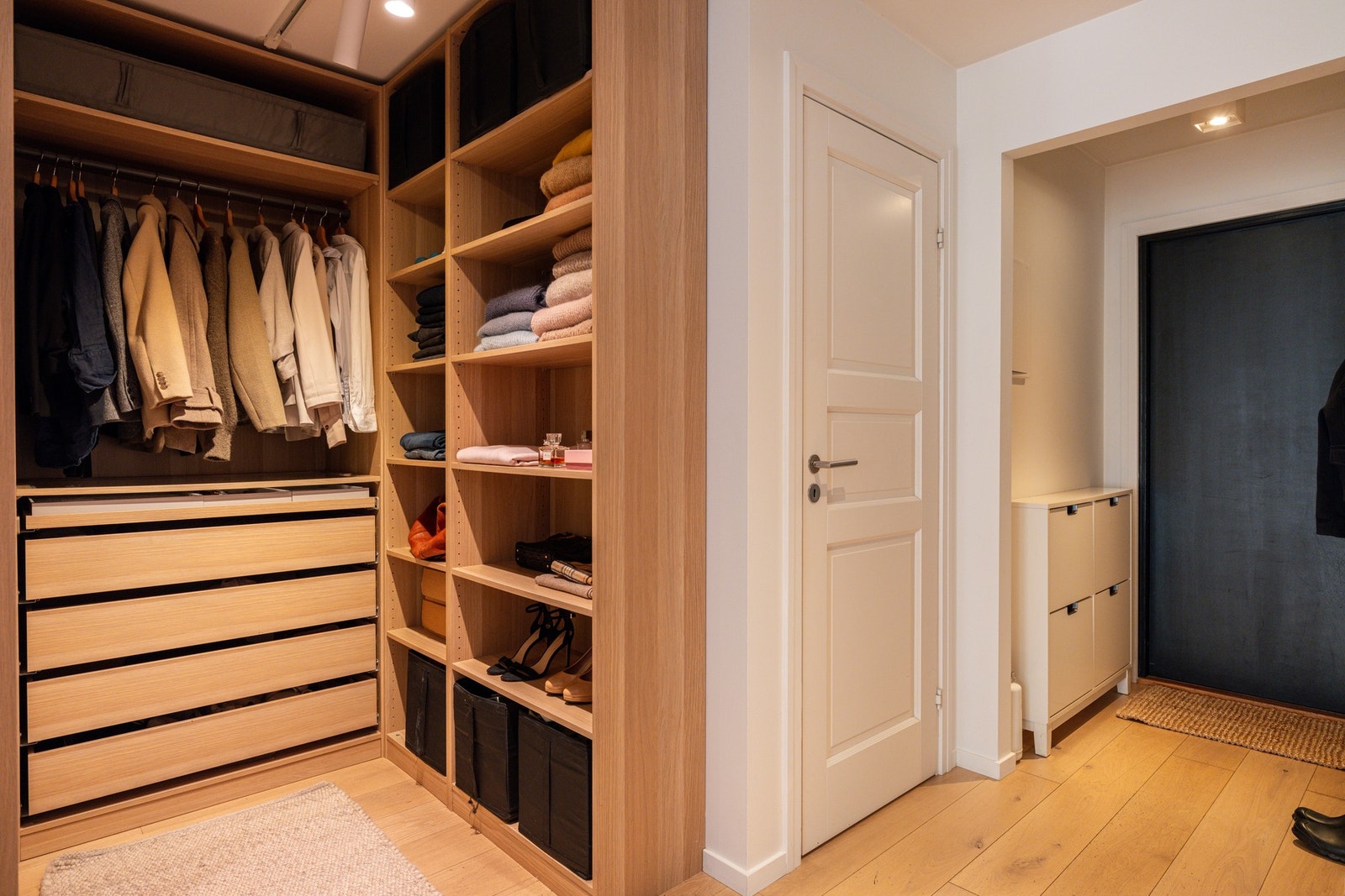I entréen har du en praktisk nisje innredet med flott garderobe. Galleribilde