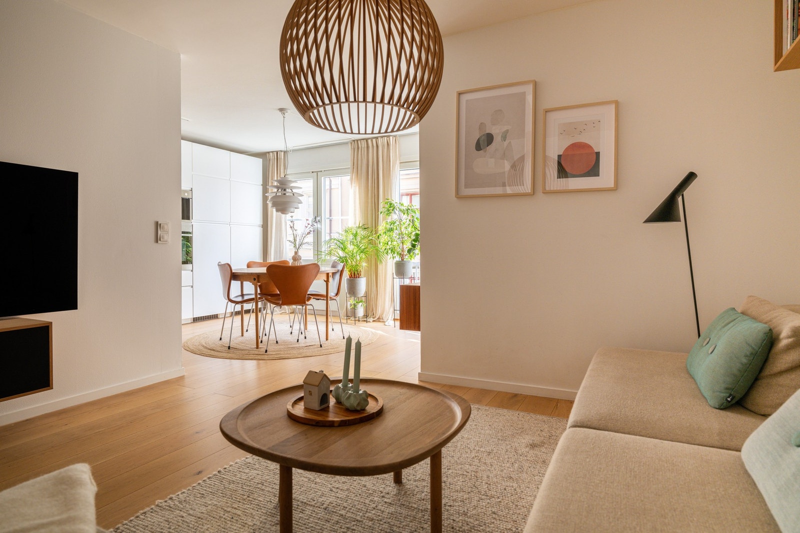 Leiligheten har en gjennomgående og god planløsning som utnytter plassen optimalt. Galleribilde