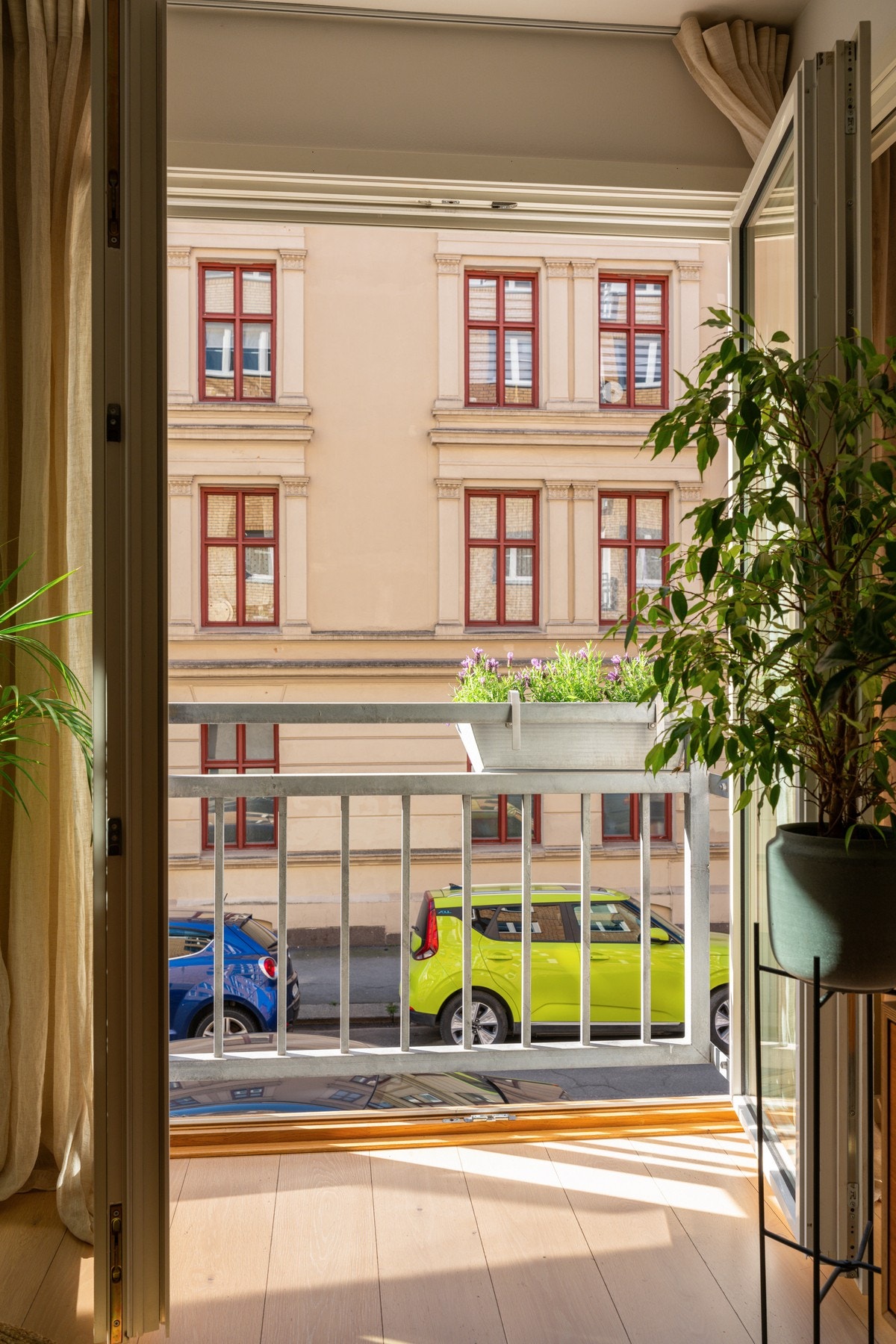 I stuen er det en fransk balkong mot syd. Her kan du enkelt åpne dørene og slippe solen inn. Galleribilde
