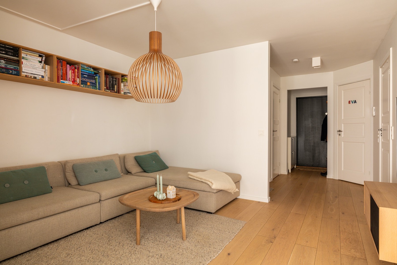 Naturlig plass til stor sofagruppe med salongbord og mediemøblement med tv. Galleribilde