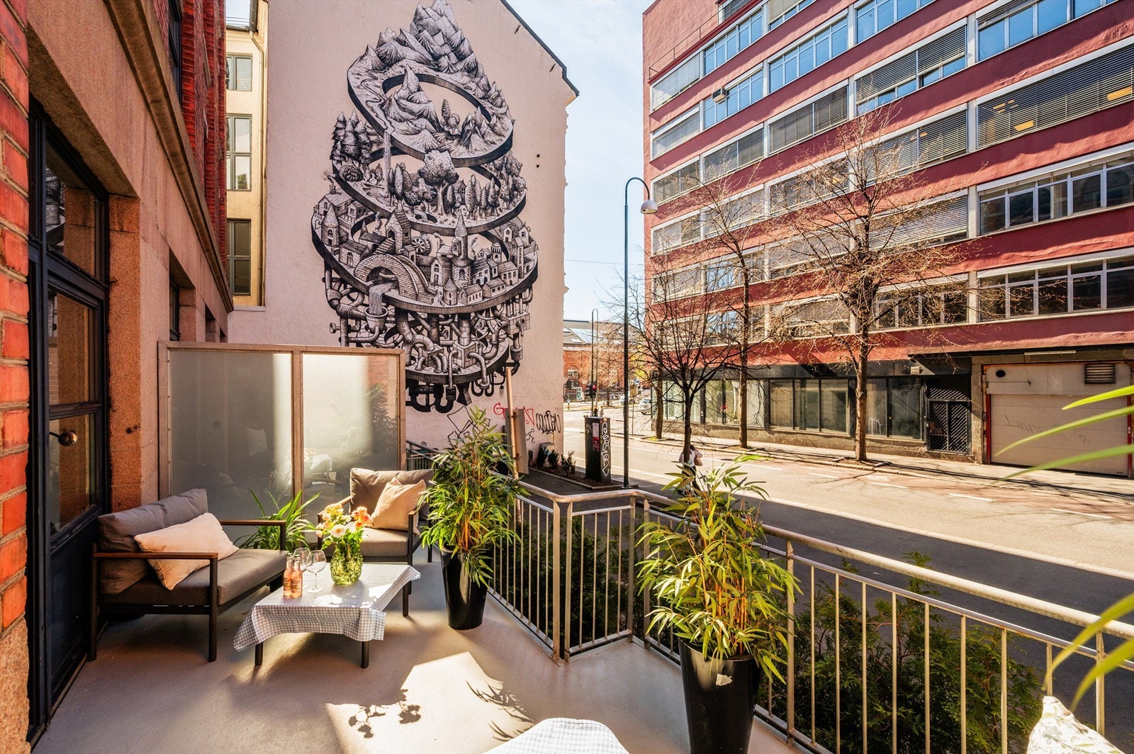 I 2024 sørget borettslaget for å plante tujahekker utenfor terrassene som vil vokse seg større og skjerme for innsyn. Galleribilde