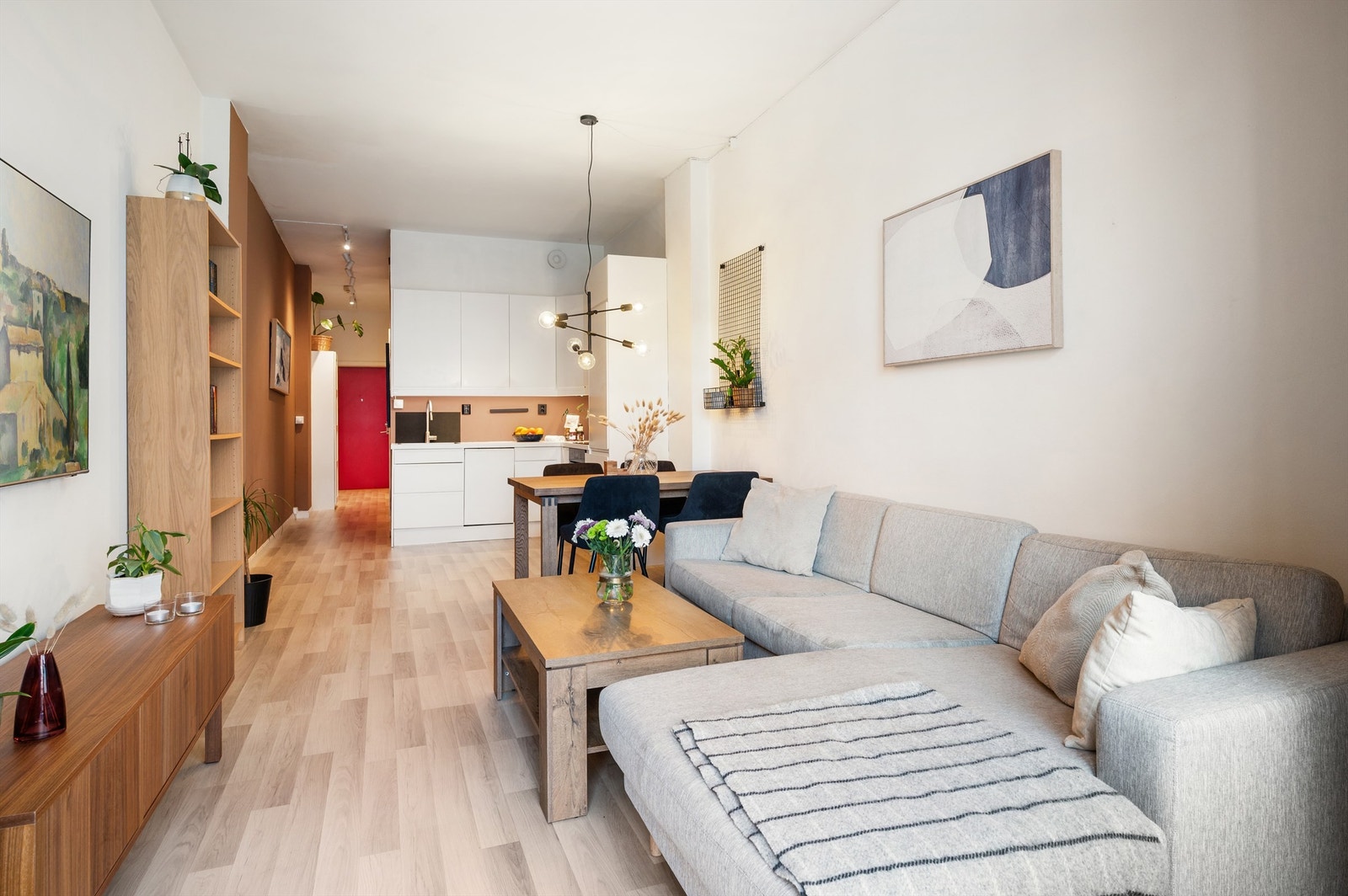 For øvrig har veggene hovedsakelig malte flater og gulvet er belagt med lekker laminat. Takhøyden på 2,9 m gjør at rommet føles enda luftigere. Galleribilde