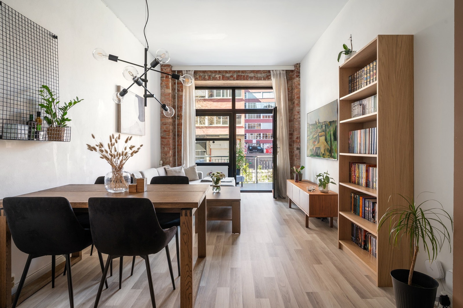I stuen har du plass til sofa, sofabord, tv-benk m.m. Veggen mot terrassen er dekket av sjarmerende murstein som står i stil med resten av det historiske fabrikkbygget. Galleribilde