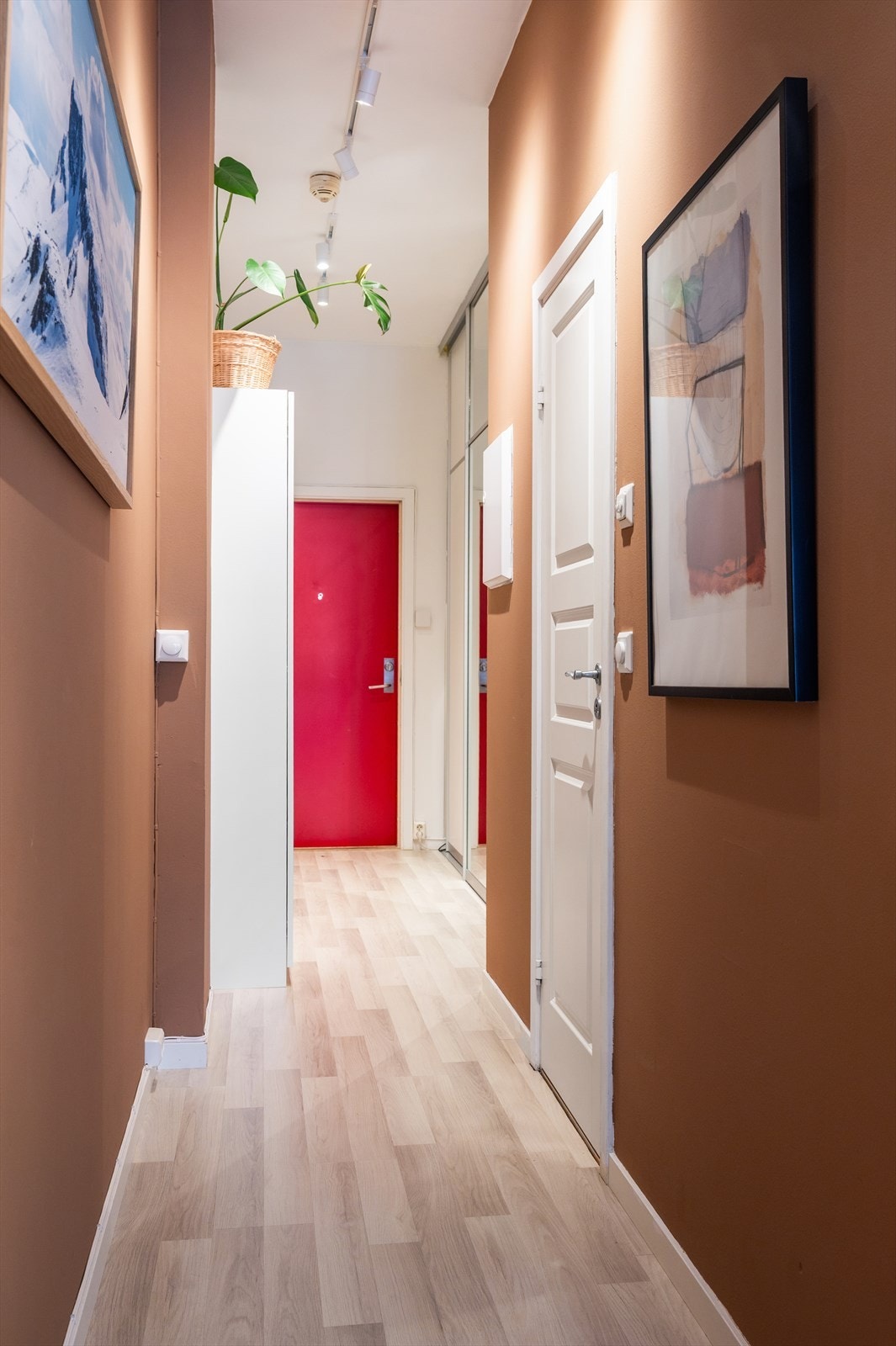 Velkommen inn til en romslig og innbydende entré! Galleribilde