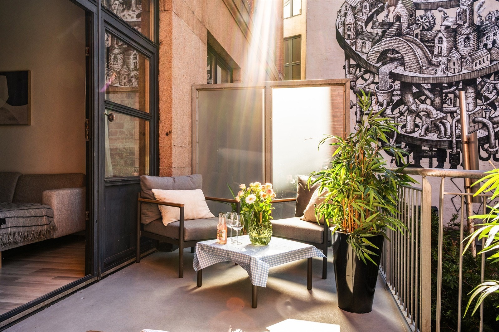 Her er det god plass til ulike sittegrupper, grill og planter. Galleribilde