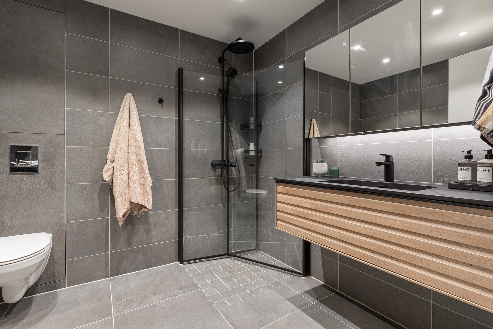 Badet er originalt fra byggeår, og er oppgradert i nyere tid. Badet ble oppgradert høsten 2023 med ny innredning, dusjhjørne og rain-shower Galleribilde
