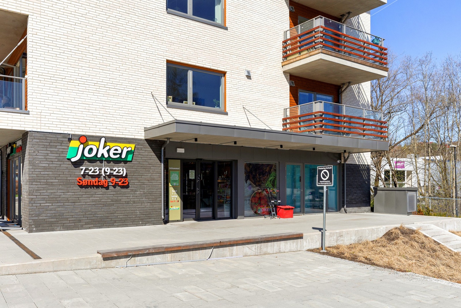 Rett i nærheten ligger en nyåpnet Joker-butikk med søndagsåpent, som gjør hverdagen enkel Galleribilde