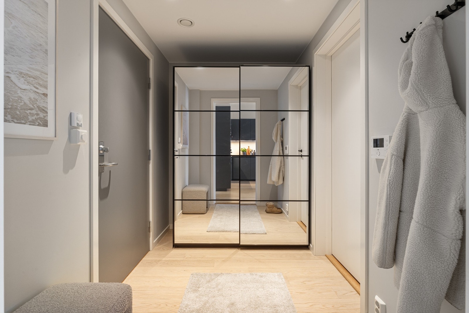 Entréen gir en ryddig og praktisk ankomst til boligen med plass til oppbevaring av yttertøy og sko. Enkel adkomst fra garasjeanlegg og heis Galleribilde