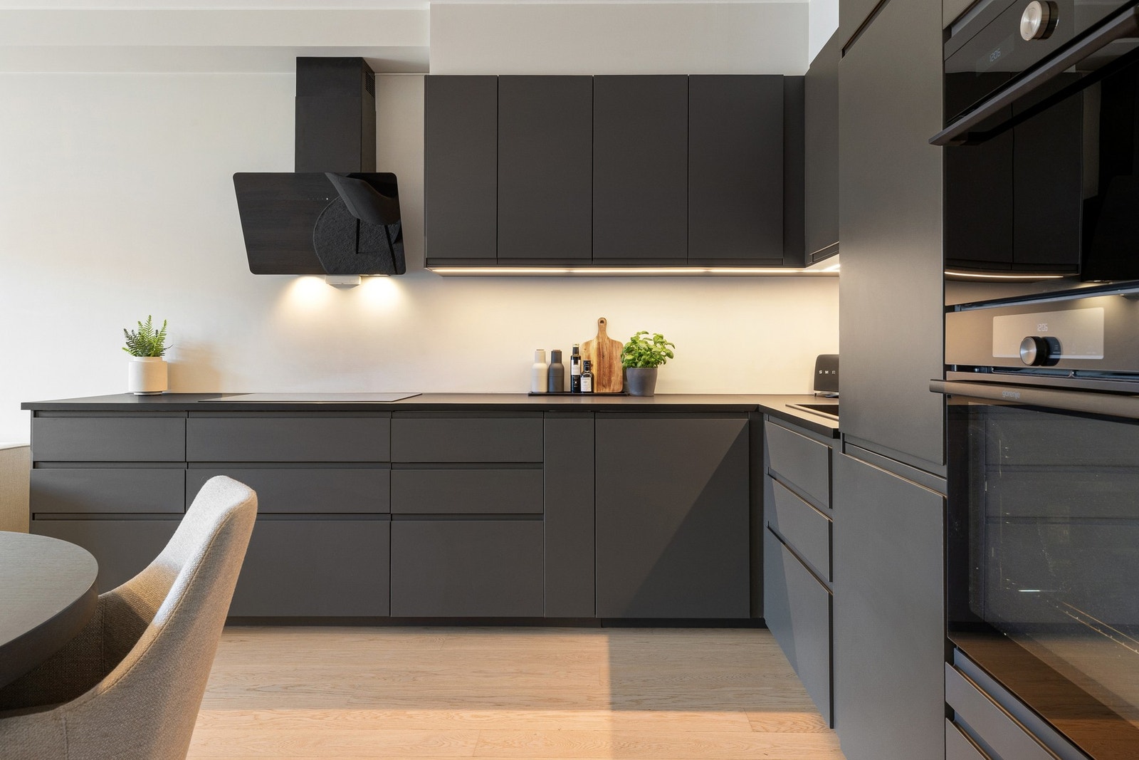 Innredningen er i hovedsak fra IKEA og har integrerte hvitevarer, dobbel stekeovn og mikrobølgeovn, samt en ekstra stor induksjonstopp med fem soner Galleribilde