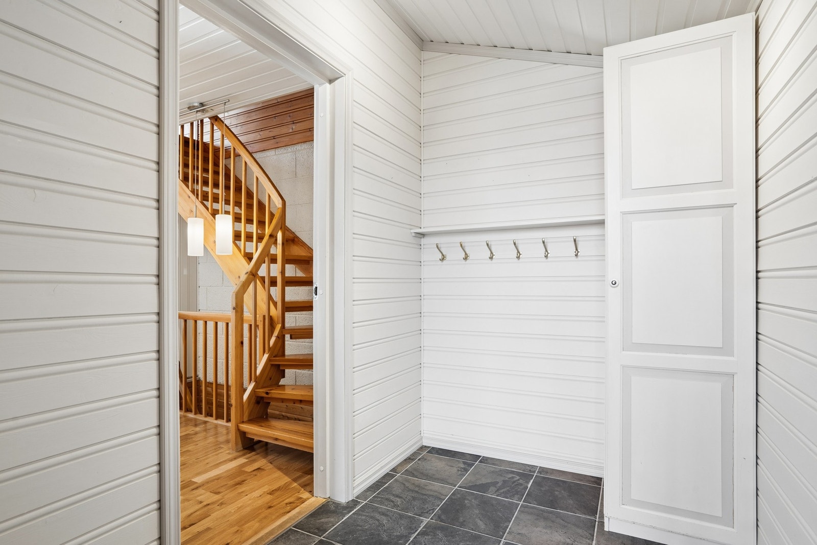 Velkommen inn! Boligen entres i hovedetasjen, hvor en praktisk entré venter. Herfra får man videre adkomst til boligen. Galleribilde