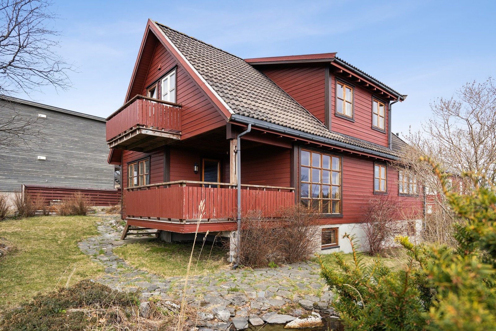 Terrassen har direkte adkomst til eiendommens hage. Galleribilde